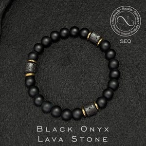 Könnte beinhalten: Armband aus schwarzem Onyx und Lavastein. Das Armband besteht aus mattschwarzen Onyxperlen und zwei zylindrischen Lavasteinperlen mit goldfarbenen Akzenten. Der Text "BLACK ONYX LAVA STONE" befindet sich am unteren Bildrand.