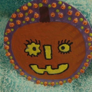 PuMpKiN FaCe pin or brooch for HaLlOWeEn how whimiscal image 1