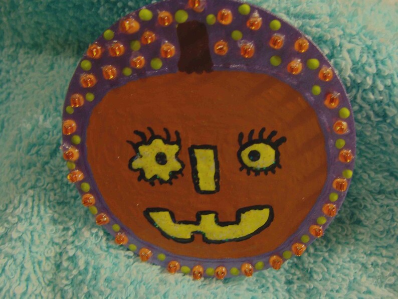 PuMpKiN FaCe pin or brooch for HaLlOWeEn how whimiscal image 1