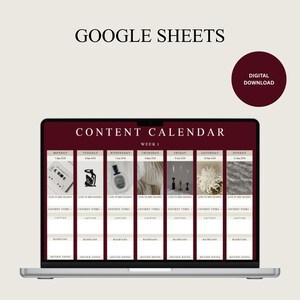 Puede incluir: Una pantalla de portátil muestra una plantilla de calendario de contenido en borgoña. El texto "GOOGLE SHEETS" está en la parte superior, con "DESCARGA DIGITAL" en un círculo borgoña. El calendario está organizado por días.