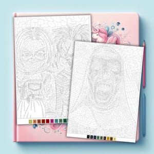 Puede incluir: Dos hojas de pintura por n&uacute;meros con personajes de terror, incluyendo una mu&ntilde;eca y una monja, sobre un cuaderno rosa. Una peque&ntilde;a ilustraci&oacute;n de unicornio es visible arriba. Dos l&aacute;pices de colores, uno rosa y otro azul, est&aacute;n a la derecha.