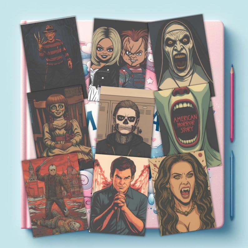 Puede incluir: Una colecci&oacute;n de l&aacute;minas de arte rectangulares con personajes de terror, incluidos Freddy Krueger, Chucky y Tiffany, Valak, Annabelle, Tate Langdon, el logotipo de American Horror Story, Jason Voorhees, Dexter Morgan y una vampiresa.