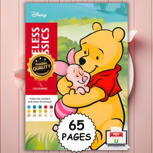 Może przedstawiać: Kolorowanka Disney Timeless Classics przedstawiająca Kubusia Puchatka przytulającego Prosiaczka. Okładka zawiera czerwony pasek, złoty znak Premium Quality, legendę kolorów, napis 65 PAGES oraz małą ikonę PDF widoczną na dole strony.