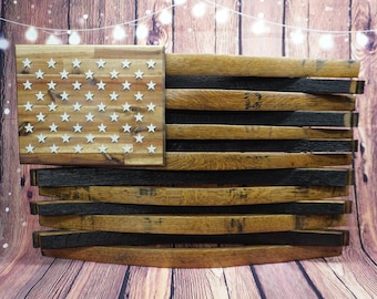 Amerikanische Flagge aus Bourbonfass Daube. Reliefsterne auf einer 15 “x 12” Tafel. Die Flagge misst 35 Zoll breit x 23 Zoll hoch und 4 Zoll tief.