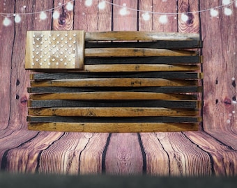 Amerikanische Flagge aus Bourbonfass Daube. Reliefsterne auf einer 15 “x 12” Tafel. Die Flagge misst 35 Zoll breit x 23 Zoll hoch und 4 Zoll tief.