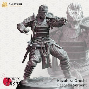 Puede incluir: Una detallada figura gris de Kazuhiro Orochi, un guerrero con armadura tradicional, con una espada y un brazo con forma de serpiente. La figura forma parte de la colección "Spirits from the East", como indica el texto de la imagen. También es visible el logotipo de DM STASH.