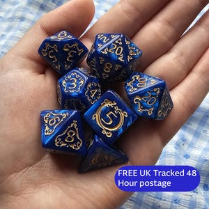 Saffierzegels | Koningsblauwe en gouden DnD-dobbelstenenset | 7-delige RPG-dobbelstenen | Sierlijke dobbelstenen voor kerkers en draken, verkenner, TTRPG-cadeau