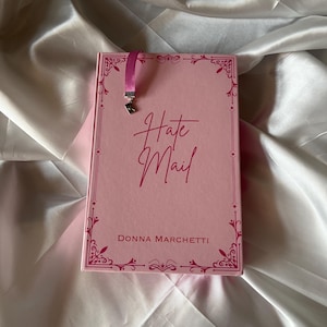 Hate Mail Donna Marchetti Papier cartonné avec bords peints, bords ombrés, édition spéciale, reliure avec signet