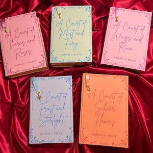 Un tribunal d'épines et de roses inspiré Sarah J. Maas, édition spéciale, ensemble complet, reliure papier cartonné fait main avec bords peints et breloque signet