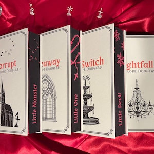 Puede incluir: Una colección de cinco libros con cubiertas blancas y lomos negros. Cada libro presenta una ilustración y un título únicos en rojo, incluyendo "Corrupt", "Runaway", "Switch" y "Nightfall". El nombre de la autora, Penelope Douglas, también es visible.