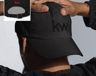Gorra minimalista KW Realtor Dad Hat / Negra sobre negro, gorra de agente de Keller Williams / Logotipo bordado sutil, estilo streetwear / Regalo inmobiliario para hombres y mujeres