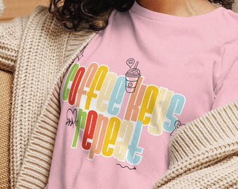 Camiseta Coffee Keys Repeat para mujer, ideal para negocios inmobiliarios, de corte relajado.