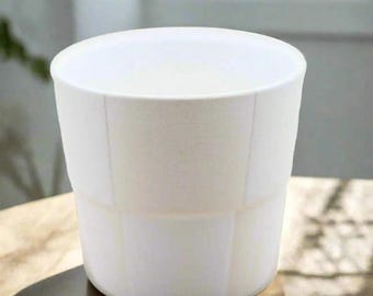 Maceta de cerámica moderna con diseño de cuadros en color crema, ideal para decorar interiores con cuadros neutros, ideal como regalo para amantes de las plantas.