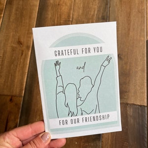 Tarjeta moderna del Día de la Madre para una amiga: celebrando a la amiga que ha estado ahí durante todos los triunfos y desafíos de la maternidad.