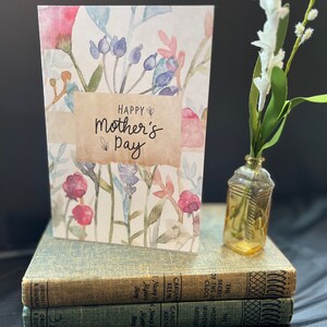 Biglietto d'auguri moderno per la festa della mamma di un'amica: celebriamo l'amica che rende tutto migliore!
