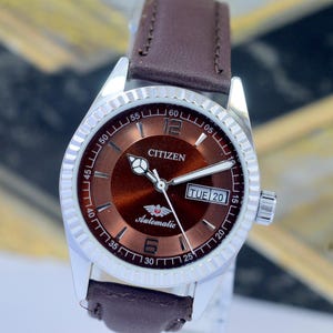 Reloj Citizen automático vintage para hombre, esfera marrón, repintado, 21 joyas, movimiento japonés Day-Date 8200A.