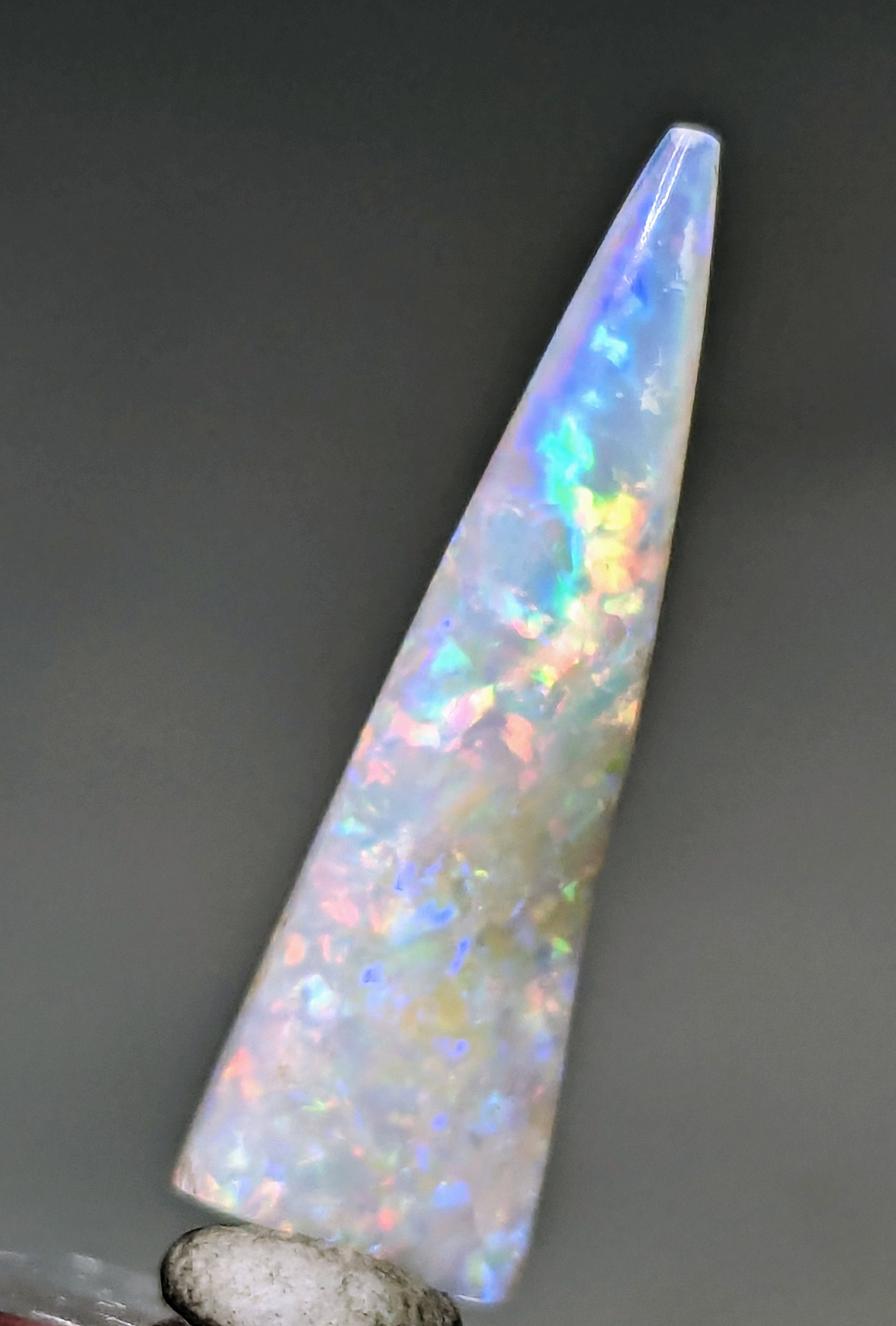 オパールべレムナイト化石土台付クーバーペディ産 オパールべレムナイト化石土台付クーバーペディ産