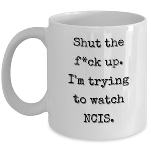 NCIS にインスパイアされたコーヒーマグ / 黙れ / 2000 年代のドラマ テレビ番組 / マーク・ハーモン・ペレット・コート・デ・パブロ・ウェザリー JAG