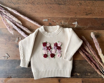 Personalisierter Baby- und Kinderpullover Floral Handbestickung