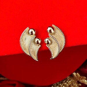 vintage BSK clip on earrings abstract light gold tone, BSK jewelry, vintage 1950s