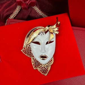 vintage Venetian masquerade mask brooch gold tone white enamel, Mardi Gras mask brooch