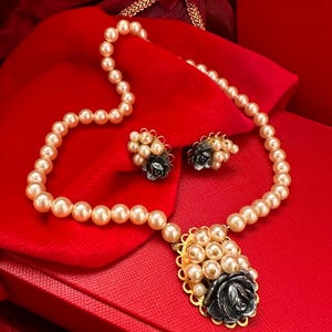 vintage faux pearl jewelry set necklace and earrings
