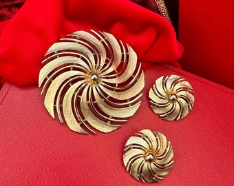 vintage Sarah Coventry statement swirl jewelry set brooch and clip on earrings gold tone