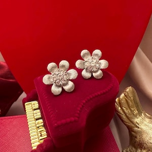 vintage crown trifari flower clip on earrings silver tone
