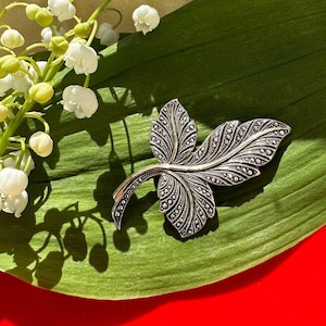 vintage marcasite leaf brooch in silver tone, vintage jewelry, vintage women gift, gift for her