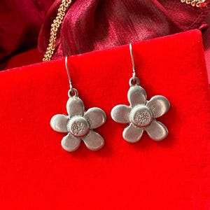 vintage st Justin pewter flower dangle earrings silver tone