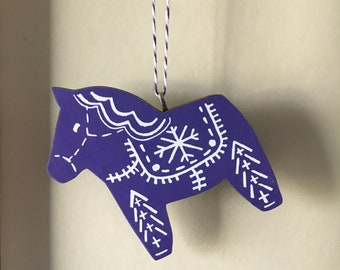 Ornement de style linogravure nordique Dala Horse à suspendre, décoration de vacances en bois violet et blanc