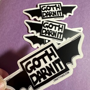 Goth Darn It | 4-calowa czarno-biała, upiorna, zabawna naklejka winylowa ze skrzydłami nietoperza | naklejka na laptopa, wodoodporna naklejka,