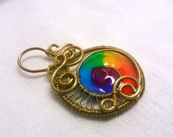 Pendentif wrap en fil de laiton « Rainbow »