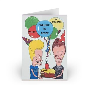 Carte de voeux d'anniversaire en dessin animé avec des ballons colorés, chapeaux de fête, parfaite pour les meilleurs amis et cartes de voeux de famille