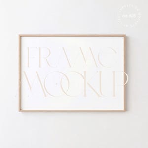 Op de afbeelding: Een rechthoekige, lichtgekleurde houten lijst met een witte binnenkant. De woorden "FRAME MOCKUP" zijn vaag zichtbaar in het midden. De rechterbovenhoek heeft de tekst "no. 625" en "FIRST IMPRESSION MOCKUPS BY FIRST".