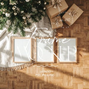 Può includere: Tre cornici in legno con carta a quadretti, disposte su un pavimento in legno. La scena comprende un albero di Natale, regali avvolti e una morbida coperta. L'immagine include il testo "Frame Mockup" e "3:4 Ratio PSD, JPG & PNG".