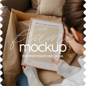 Op de afbeelding: Een persoon houdt een houten frame mockup vast met een bloemenpatroon en de tekst "WILLIAM MORRIS no. 103" erin. De tekst "frame mockup for photoshop and canva" staat onder de afbeelding.