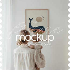 Kinderzimmer Rahmen Mockup Person, Din Ein Kinderzimmer Mockup mit Mama und Baby, dünner Holzrahmen Mockup Poster Präsentation, Wand Kunst Mockup für Kinderzimmer