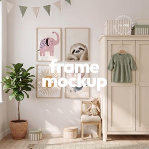 Puede incluir: Un interior de habitación infantil con estampados de animales enmarcados, un suéter verde y un ratón de peluche en una silla. El arte incluye un elefante, un perezoso, un sol y una ballena. El texto "frame mockup" está superpuesto.