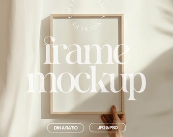 Puede incluir: Una maqueta de marco de madera rectangular con el texto "frame mockup" en una fuente grande y elegante. Las palabras "First Impression Mockups" están en un círculo en la parte superior. El marco está sostenido por una persona. El texto "DIN A RATIO" y "JPG & PSD" están en las esquinas inferiores.