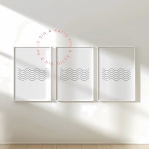 Könnte beinhalten: Drei weiße gerahmte Drucke mit schwarzen Wellenlinien an einer weißen Wand. Der Text "Ratio Dina" ist in einem Kreis um die Oberseite der Drucke geschrieben.