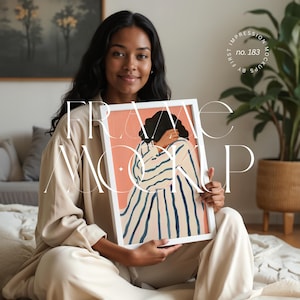 Fotolijst mockup met persoon, 2x3 fotolijst mockup met persoon, fotolijst sjabloon met persoon, persoon met fotolijst mockup, persoon die een fotolijst vasthoudt mockup