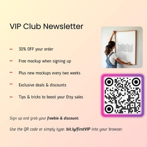 Op de afbeelding: Een roze en paarse QR-code op een witte achtergrond. De code wordt omringd door een witte rand. De tekst onder de code luidt "Meld je aan en pak je gratis cadeau & korting: Scan de QR-code of typ gewoon: bit.ly/firstVIP in je browser."