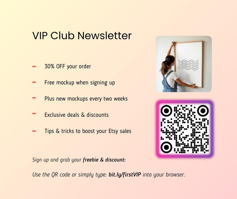 Op de afbeelding: Een roze en paarse QR-code op een witte achtergrond. De code wordt omringd door een witte rand. De tekst onder de code luidt "Meld je aan en pak je gratis cadeau & korting: Scan de QR-code of typ gewoon: bit.ly/firstVIP in je browser."