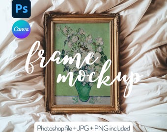 Op de afbeelding: Een gouden fotolijst-mockup met een schilderij van witte bloemen in een groene vaas op een wit beddengoed. De tekst "frame mockup" is in cursief op de afbeelding geschreven.