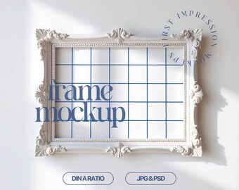 Puede incluir: Un marco de imagen blanco adornado con un patrón de cuadrícula superpuesto. El marco está en una pared blanca con una sombra de una ventana. El texto "frame mockup" está en azul en el marco. El texto "FIRST IMPRESSION" está en un círculo en la esquina superior derecha del marco. Los textos "DIN A RATIO" y "JPG & PSD" están en botones debajo del marco. El texto "VINTAGE MOCKUP NO. 315" está debajo de los botones.