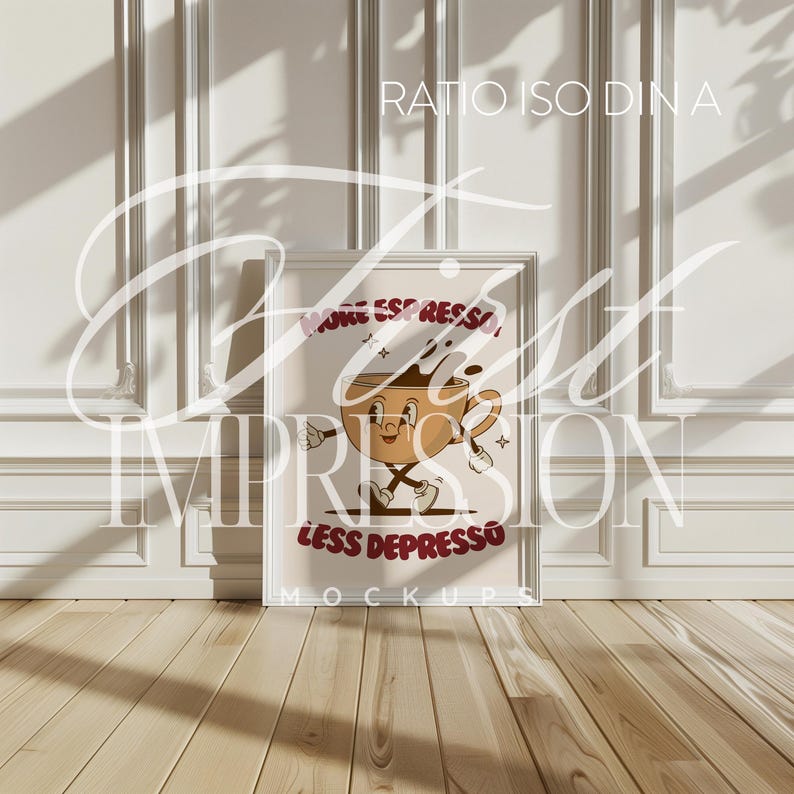 Pu&ograve; includere: Un poster incorniciato bianco con un'illustrazione di cartone animato di una tazza di caff&egrave; con gambe e braccia. Il testo sul poster dice "Pi&ugrave; Espresso, Meno Depresso".
