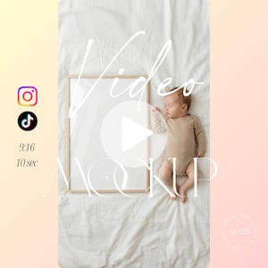 Puede incluir: Un bebé con un body beige duerme junto a una maqueta de vídeo con marco de madera sobre una sábana blanca. La maqueta tiene un botón de reproducción. El texto "Video Mockup" está escrito en cursiva. Iconos de Instagram y TikTok en la esquina.