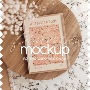 Puede incluir: Una impresión enmarcada con un patrón floral en tonos naranja, amarillo y verde. El marco es de madera natural y tiene un diseño sencillo. La impresión está titulada "William Morris" e incluye el texto "No. 109" y "Apple pattern 1877".