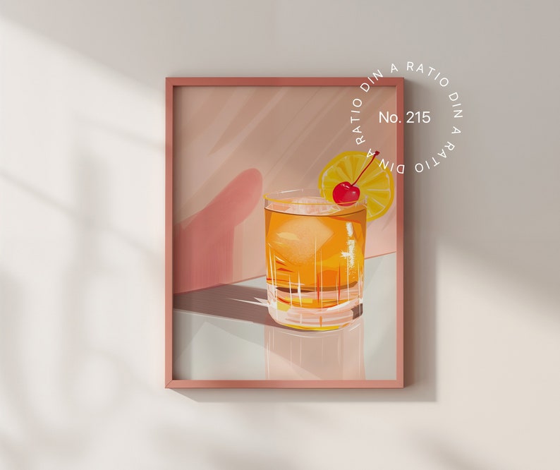 Puede incluir: Una ilustraci&oacute;n enmarcada de un c&oacute;ctel con una cereza y una rodaja de lim&oacute;n. La bebida est&aacute; en un vaso de rocas y el fondo es un degradado rosa y blanco. El texto "Ratio Din A Ratio Din No. 215" est&aacute; en un c&iacute;rculo alrededor de la imagen.